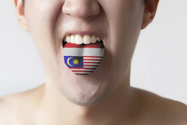 Bandera de Malasia e Indonesia pintada en la lengua de un hombre - indicando el idioma "Bahasa" y hablando —  Fotos de Stock
