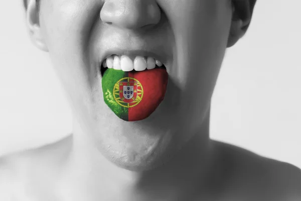 Portugal vlag geschilderd in de tong van een mens - met vermelding van de Portugese taal en spreken - zwart / wit. — Stockfoto