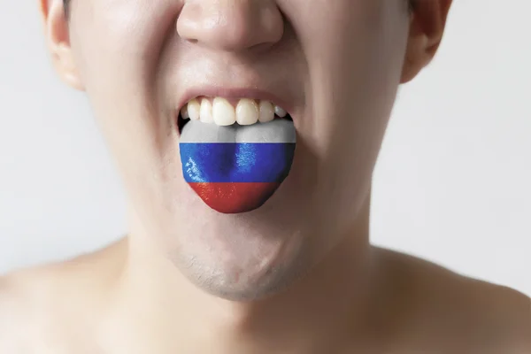 Bir adam - Kore dili gösteren ve konuşma dilinde boyalı Rusya bayrağı — Stok fotoğraf