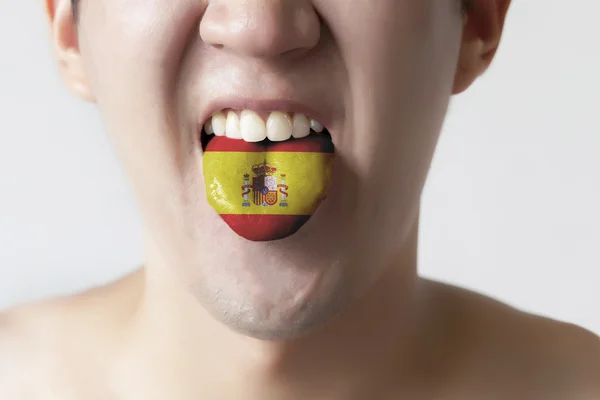 남자-스페인어를 나타내는 말하기의 혀에 그려진 스페인 깃발 — 스톡 사진