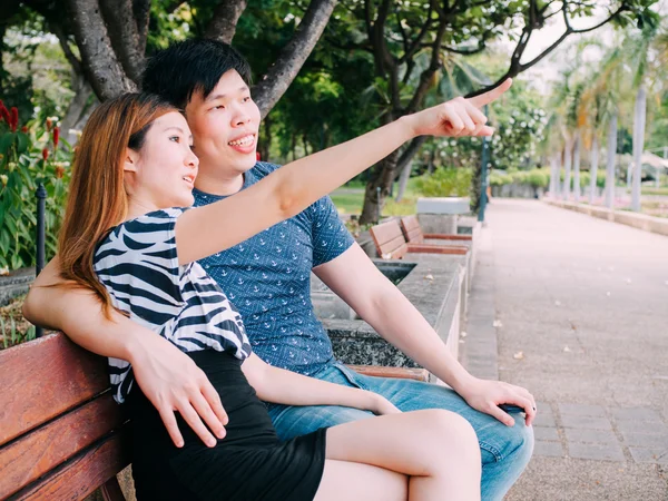 Asiatic cuplu sitting pe the banc în the parc împreună — Fotografie, imagine de stoc