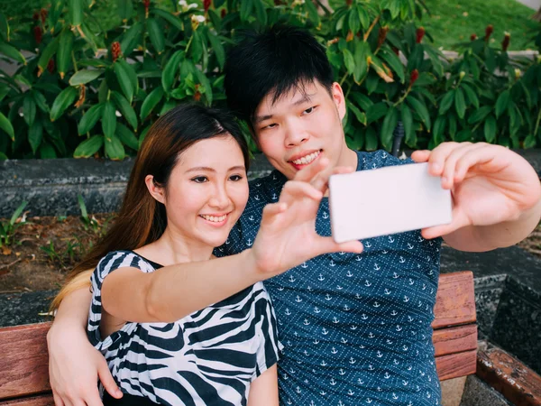 Азиатская пара делает селфи-фото в парке под открытым небом - концепция любви и отношений — стоковое фото