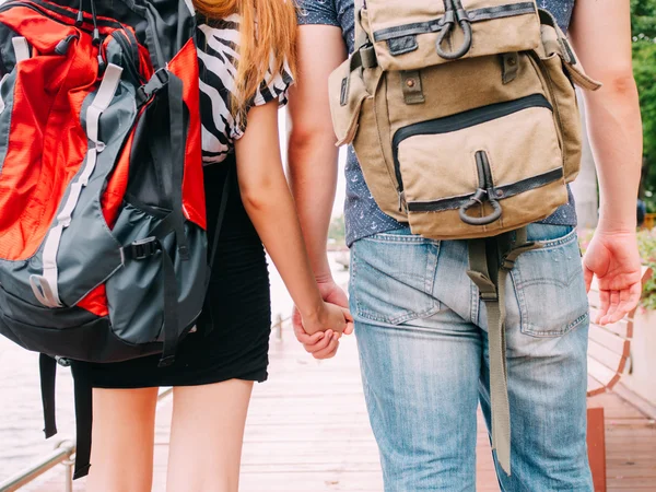 Viajantes casal andando e de mãos dadas juntos - Viagem de amor e viagens — Fotografia de Stock