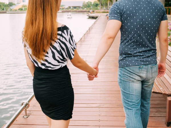 Casal apaixonado de mãos dadas um com o outro no cais — Fotografia de Stock