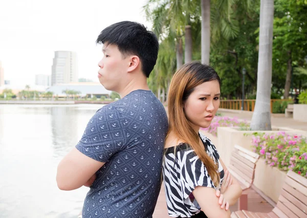 Asiático casal sendo chateado uns com os outros no parque — Fotografia de Stock