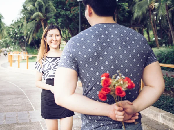 Casal asiático entregando um monte de rosas no parque público - em tom vintage — Fotografia de Stock