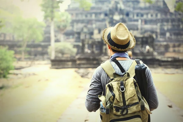 Jeune voyageur portant un chapeau avec sac à dos et trépied - Angkor Wat, Siem Reap, Cambodge — Photo