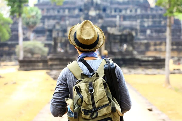 Genç Gezgin vasıl Angkor Wat, Siem Reap, Kamboçya sırt çantası ve tripod - şapka