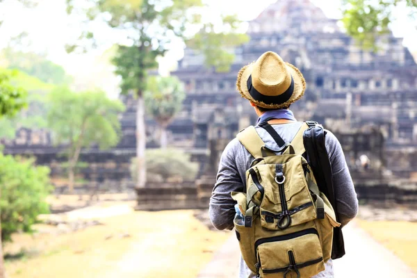 Jovem viajante usando um chapéu com mochila e tripé em Angkor Wat, Siem Reap, Camboja — Fotografia de Stock