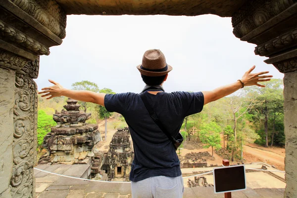 Tânărul își întinde mâinile în templele Angkor din Siem Reap, Cambodgia . — Fotografie, imagine de stoc