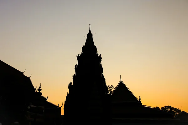 Silhueta do Templo Budista na Ásia durante o pôr do sol — Fotografia de Stock