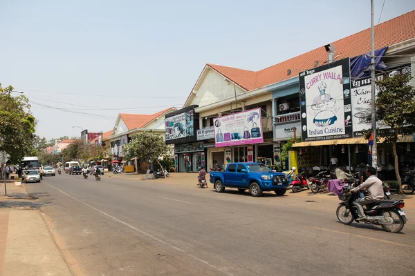 Siem Reap, Kambodža: 24 březen 2016: pohled Siem Reapu ulici. Siem Reap je hlavní město provincie Siem Reap v severozápadní Kambodži — Stock fotografie