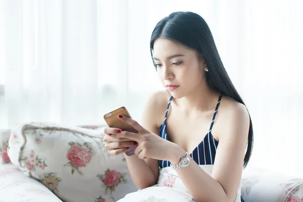 Perempuan Asia yang tidak bahagia di telepon - hubungan dan konsep keluarga — Stok Foto