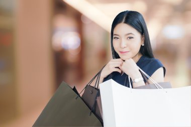 Alışveriş torbaları bir sürü kadınla Asya mutlu Alışverişkoliğin