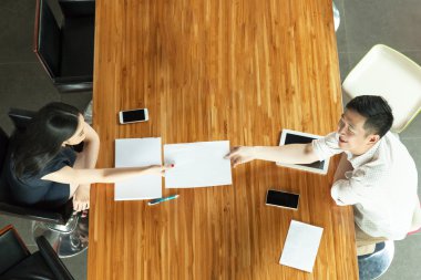 En iyi görünüm, Danışma, Toplantı arkasında oturan belgeleri teslim işadamları