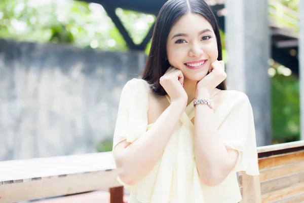 Gyönyörű ázsiai nő mosolyogva a zöld parkban — Stock Fotó
