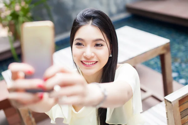 Wanita Asia mengambil foto selfie dengan ponselnya di taman umum — Stok Foto