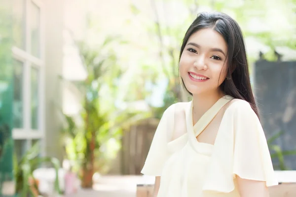 Yeşil parkta gülümseyen güzel Asyalı kadın