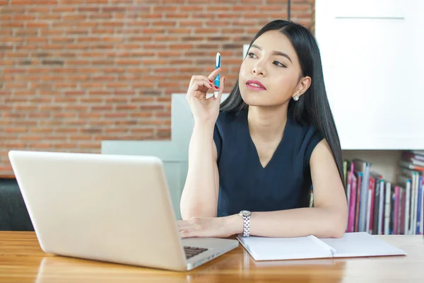 Mulher Asiática Pensando e Trabalhando no escritório moderno — Fotografia de Stock