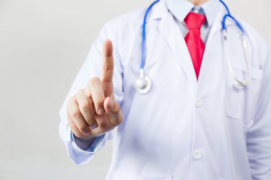 Tıp doktoru sanal basarak bir parmak kullanarak değmek perde beyaz izole arka planda