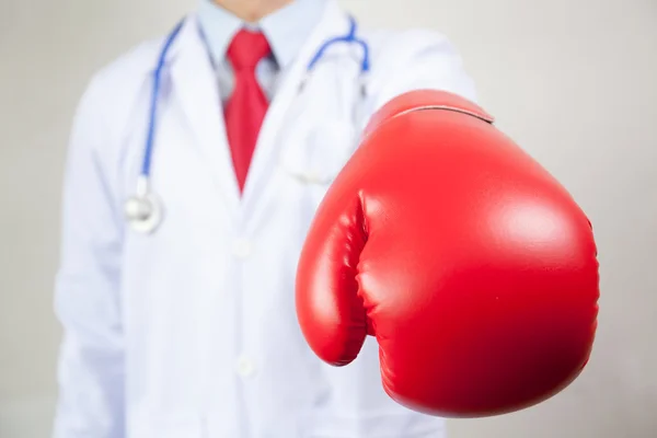 Médico con guantes de boxeo en fondo blanco — Foto de Stock