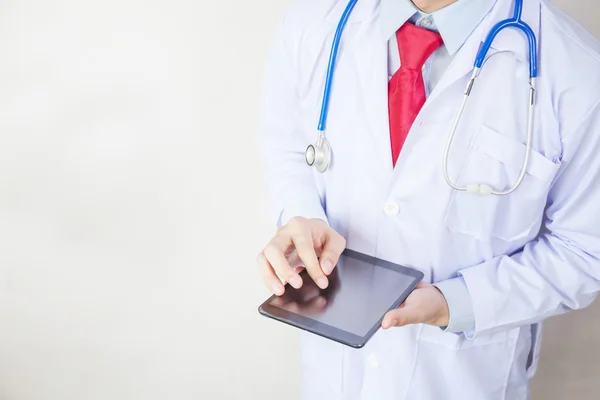 Arzt mit Tablette im weißen isolierten Hintergrund — Stockfoto