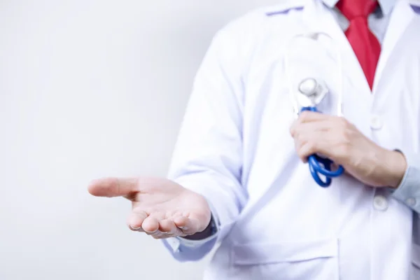 Doctor presentando la palma en blanco de su mano en fondo blanco — Foto de Stock