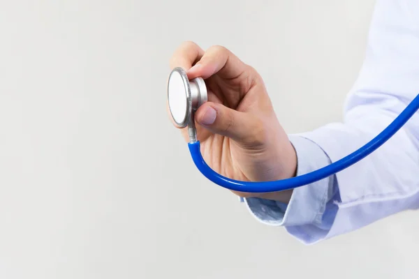 Gros plan du médecin masculin utilisant le stéthoscope et se concentrant sur le stéthoscope — Photo