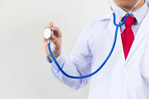 Gros plan du médecin masculin utilisant le stéthoscope et se concentrant sur le stéthoscope — Photo