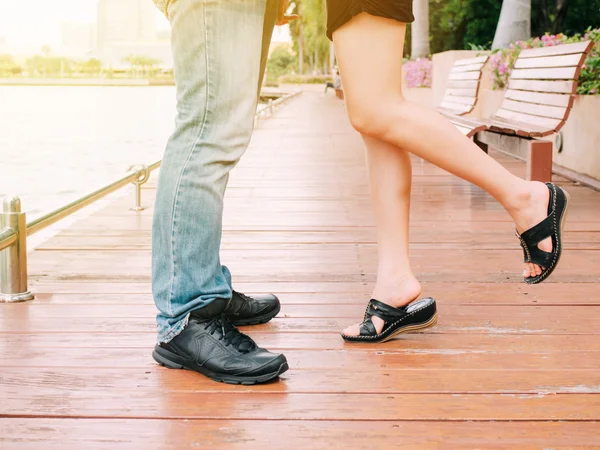 Pár mužských a ženských nohou během líbání datum - lásku a vztah koncepce — Stock fotografie