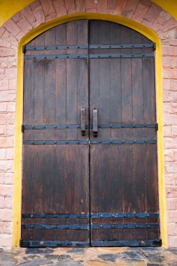 Ortaçağ ahşap giriş kapısı ile antik tuğla ark kapı Close-Up.