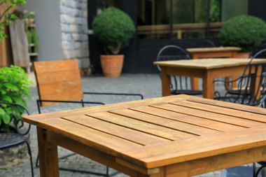 Boş yemek masaları ve sandalyeleri Avrupa tarzı bir ortam içinde
