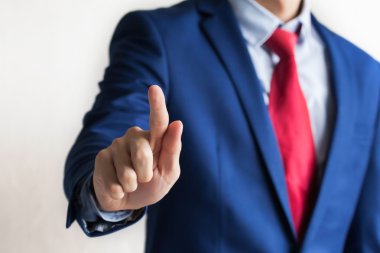 Mavi profesyonel takım elbiseli işadamı sanal ekran duruşuna dokunuyor.