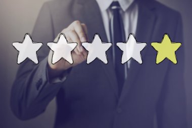 Hava - iş adamı çizim bir yıldız gösterir disatisfaction, mutsuz, kötü performans hizmet ve ürün