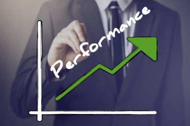 İşadamı yazma artan pozitif performans grafiği yukarı - gösterir şirket, satış, çalışan, yönetimi, gelir, vb gibi daha iyi performans ölçüm.
