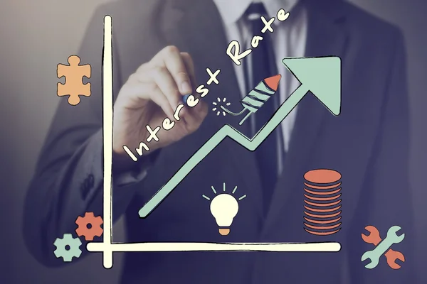 Empresario dibujo diagrama creciente de la tasa de interés . — Foto de Stock