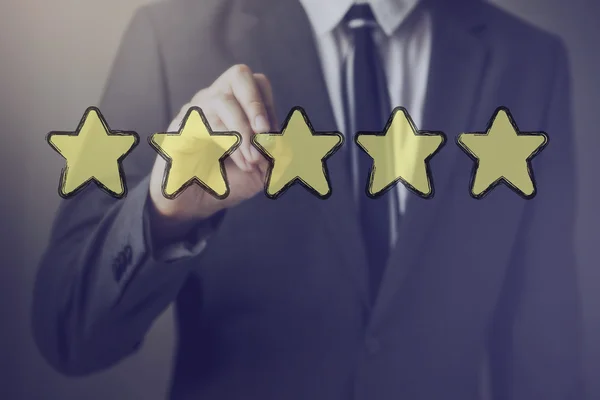 Affärsman ritning fem stjärnor i luften - anger bästa tillfredsställelse, benchmarking poäng, recensioner, ranking, resultat — Stockfoto
