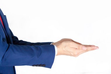 Mavi takım elbiseli bir iş adamı boş avuçla sunar. Ellerindeki ürünlerin reklamını yapmak için kullanılabilir..