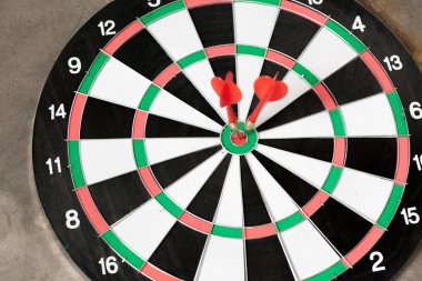 Dart doğru ve mükemmel gemide kazanan kırmızı noktaya isabet