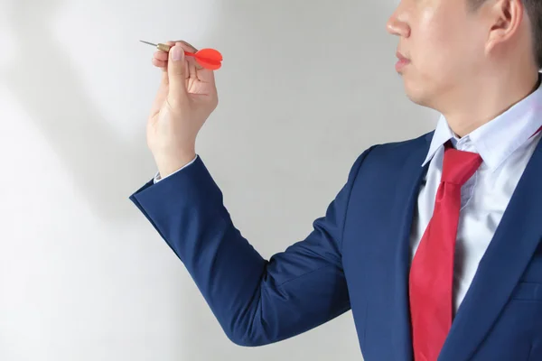 Empresario sosteniendo un dardo apuntando al objetivo - enfoque empresarial, apuntando, concepto de enfoque . —  Fotos de Stock