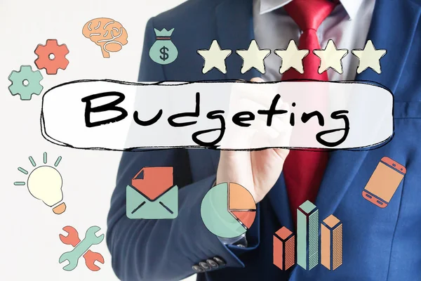 Presupuesto dibujado en tablero virtual por hombre de negocios — Foto de Stock