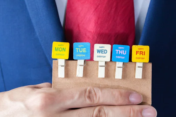 Geschäftsmann mit Glückskarten für Arbeitstage - zeigt an, dass jeder Arbeitstag glücklich ist — Stockbild Geschäftsmann mit Karten für glückliche Arbeitstage — Stockfoto