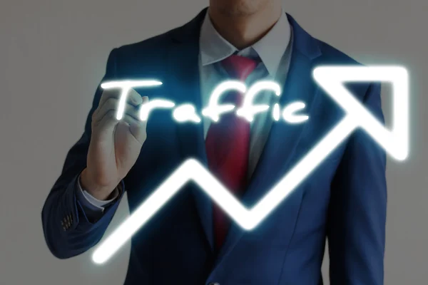 Empresario dibujando TRAFFIC y flechas de gráfico hacia adelante — Foto de Stock