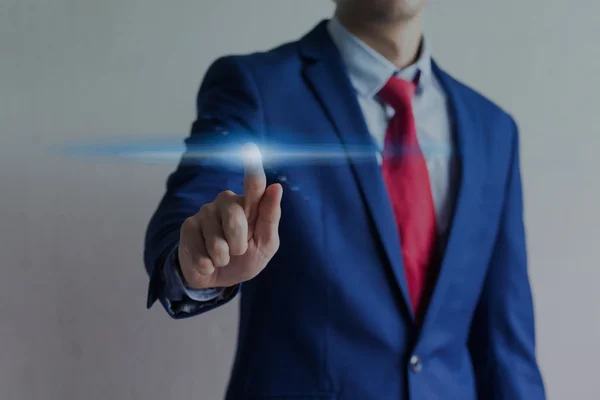 Zakenman aan te raken op virtueel scherm met knipperen van licht — Stockfoto