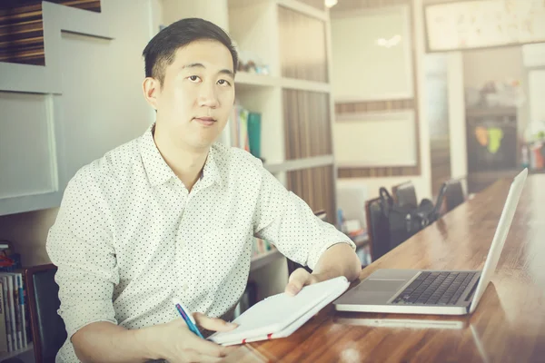 Przystojny azjatycki biznes biznesmen z komputera w kawiarni (z naciskiem na twarz) — Zdjęcie stockowe