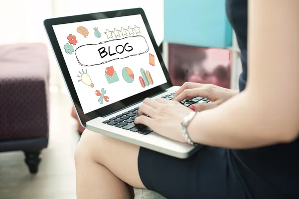 Close up of Business woman blogging on her laptop — Stock Photo, Image