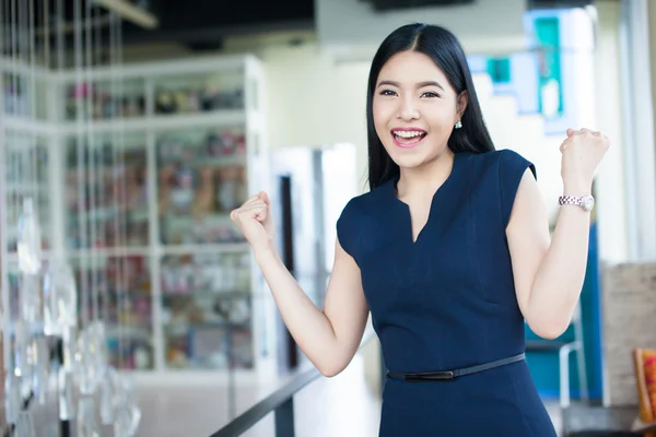 Mulher asiática excitada levantando os braços mostrando felicidade - sucesso — Fotografia de Stock