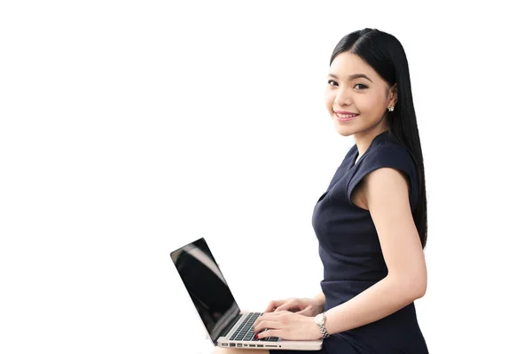 Aziatische vrouw zitten en spelen een laptop op witte geïsoleerde achtergrond — Stockfoto