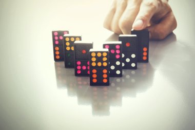 Adam ellerini parlak Resepsiyon (Domino ve bulanıklık eller odaklanmak Domino oynamak)