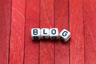 Kırmızı ahşap zemin üzerine düzenlenmiş Blog küp bloklar